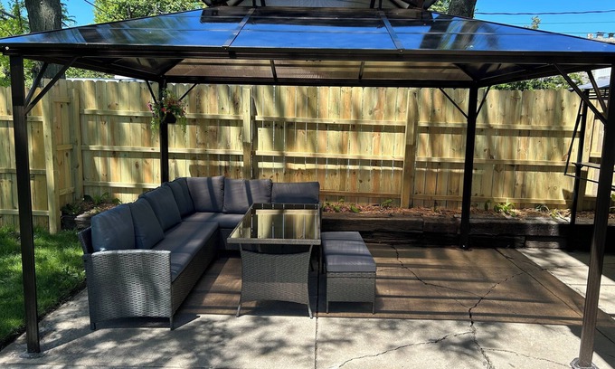 Milwaukee Casa | 5 bedroom - 2 full Bath , Proj TV. 2 Car Garage. 1st Floor shower + "Q" bed