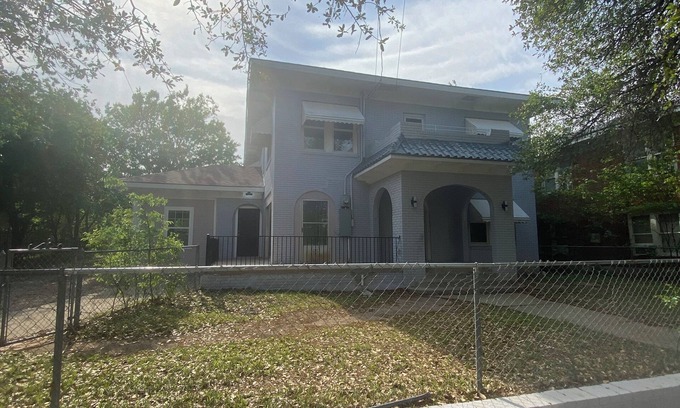 Mineral Wells Casa | 5 bedroom, 3 bath, game room, large outdoor. Sleeps 15. Walk to downtown