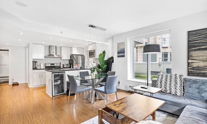 Gastown Casa | 5 Bedroom 3 level Townhome, Private Rooftop Beautiful Garden/Courtyard View