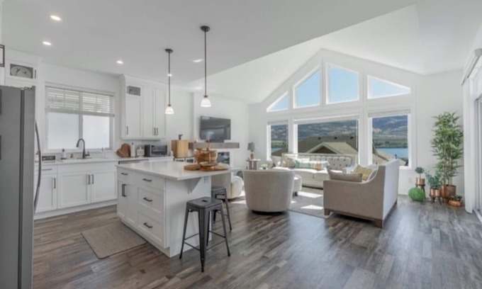 Okanagan-Similkameen Casa | 5 bedroom, 4 Bathroom on the Lake Enjoy Beach in Summer, Ski in Winter