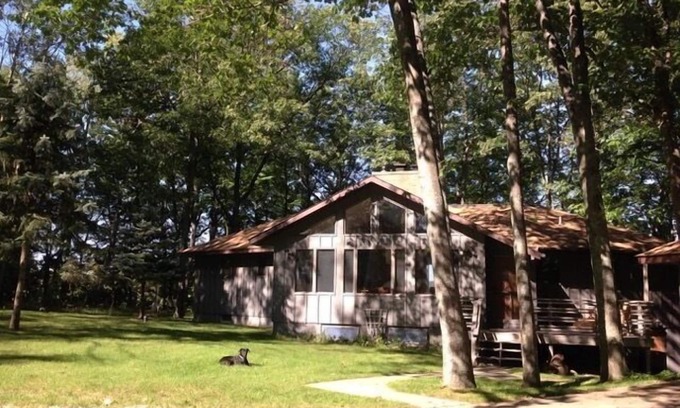 Manistee Casa | 5 dormitorios, 4 baños con vistas al lago Portage y acceso a la playa.