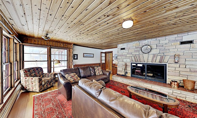 Stone Lake Cabina | 5 Bedroom 5 Bath Pet Friendly Cabin On 5,000 Acre Lake Near Hayward