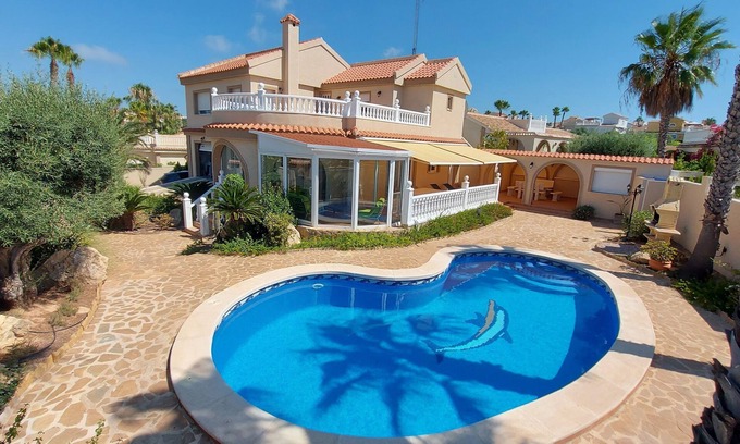 Puerto Marino Villa | Villa de 5 dormitorios y 5 baños con piscina privada y bar en Gran Alacant.