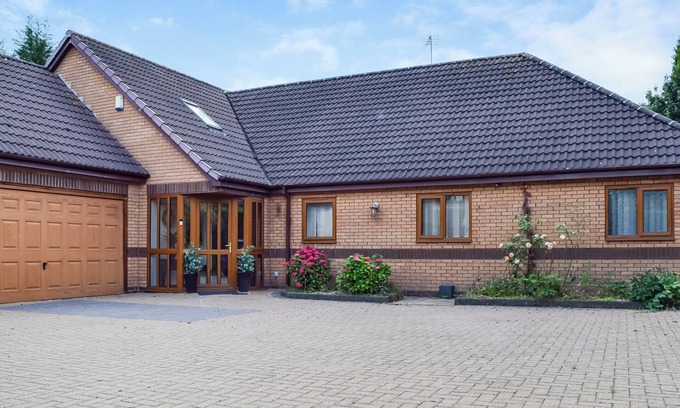 West Bridgford Cabaña | 5 bedroom accommodation in Gamston, near Nottingham