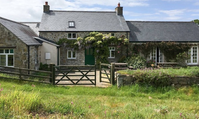 Dwrbach Cabaña | 5 bedroom accommodation in Scleddau