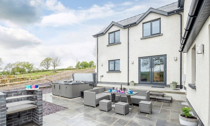 Tregaron Cabaña | 5 bedroom accommodation in Tregaron