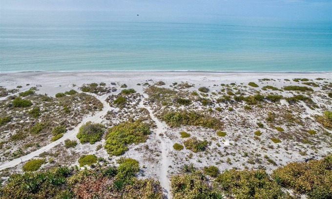 Captiva Casa | Acceso a la playa y muelle. Casa de alquiler de vacaciones de estilo cabaña de playa privada única