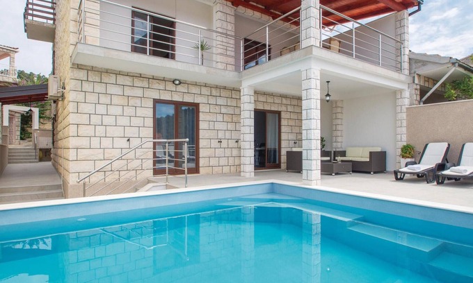 Brna Casa | Impresionante casa de 5 dormitorios en.