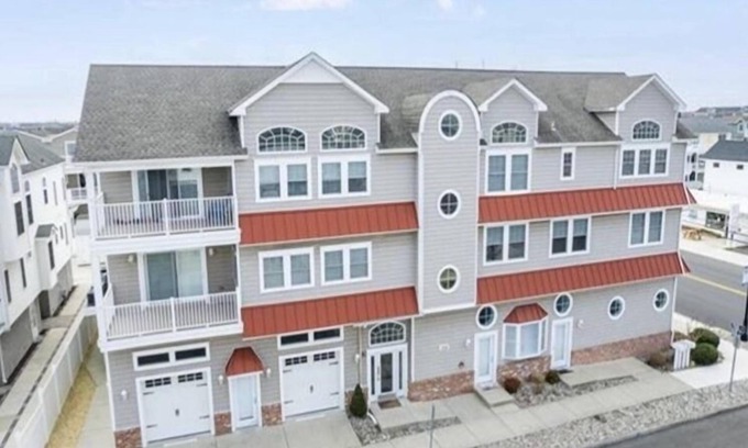 Sea Isle City Condominio | 5 bedroom condo, w elevator. Great locations in Fish Alley.