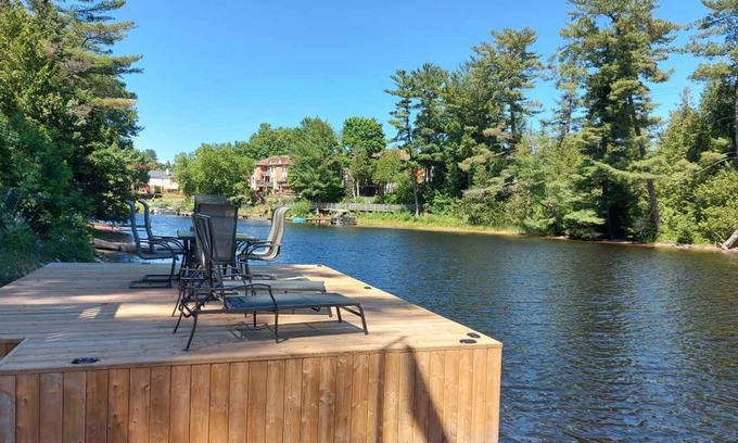 Bracebridge Cabaña | 5 Bedroom Cottage in Bracebridge on Muskoka River