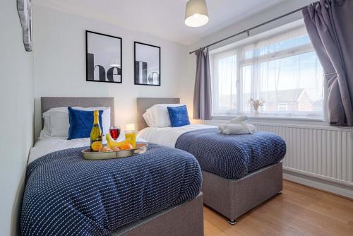 Knowle Sands Casa | 5 Bedroom Detached House - Close to City Centre - Sleeps up to 10 guests with Free Parking, Fast Wifi, SmartTVs and Large Garden by Yoko Property
