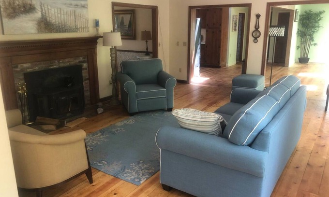 East Sandwich Casa | 5 bedroom dog-friendly home with wifi, deck, firepit