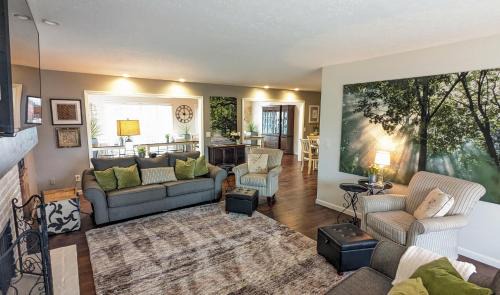 Huron Casa | 5 Bedroom Family Gathering Home with Indoor Hot Tub