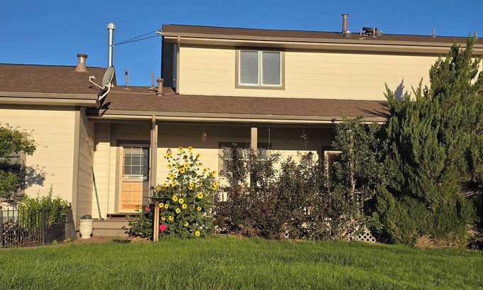 Arapahoe Otro | 5-bedroom farmhouse in lovely Bennett with WiFi, AC, fitness area. Close to DIA