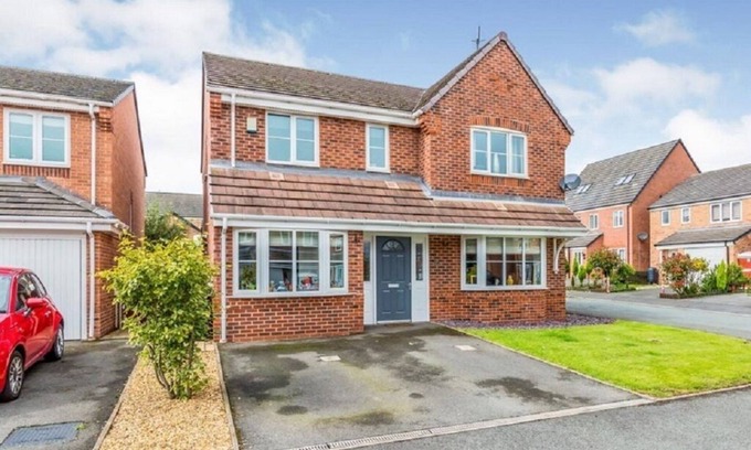 Newcastle-Under-Lyme Casa | 5 BEDROOM / 4 BATHROOM MODERN DETACHED HOUSE