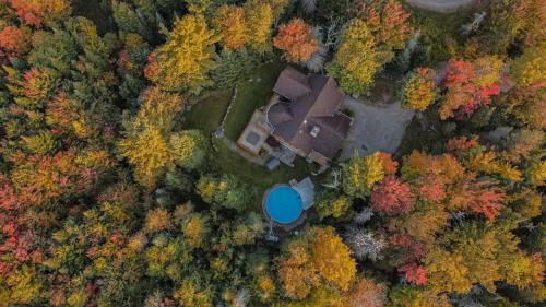 Fiddler Lake Resort Chalet De Esquí | 5-Bedroom Getaway with Sauna, BBQ, and Game Room