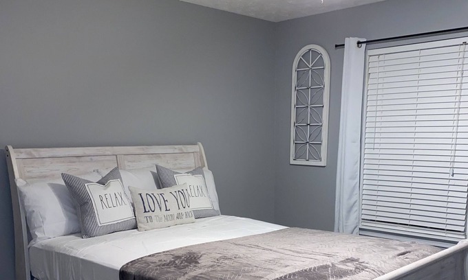 Riverdale Casa | 5 bedroom home 15 mins from Airport