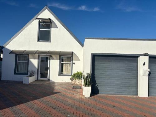 Langebaan Casa | 5 bedroom home in Langebaan, located close to Club Mykonos and Laguna Mall