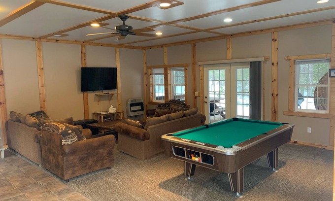 Paradise Casa | 5 bedroom home in Paradise!! 4 miles from Tahquamenon Falls