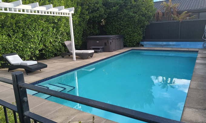 Saint Albans Casa | 5 bedroom house near Hagley Park and Merivale, swimming pool