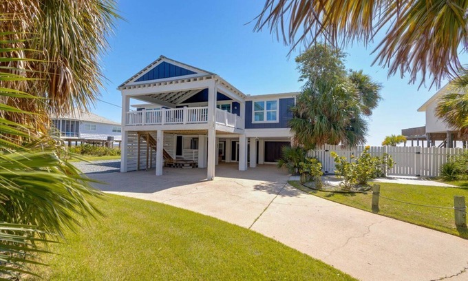 Alligator Point Casa | 5-bedroom house in charming Alligator Point with a Pool. Beachfront and Bayfront