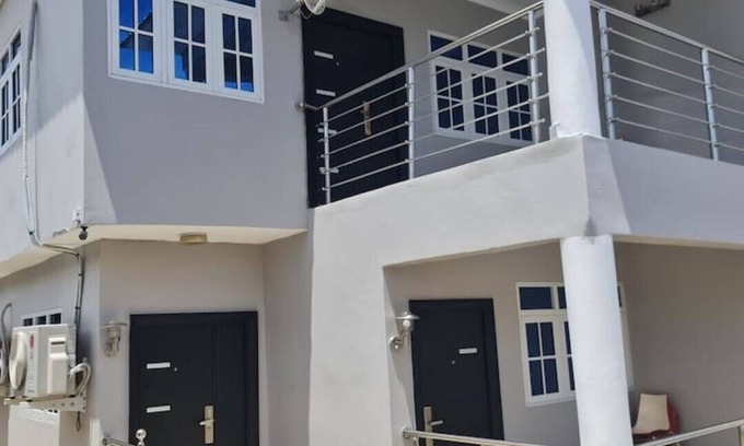 Freetown Apartamento | 5 Bedroom immaculate house in Freetown very close to all popular beaches .