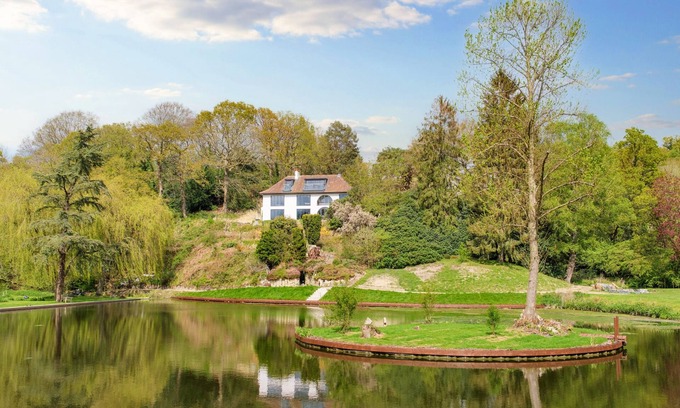 Devizes Casa | 5 Bedroom Lake House in a nature reserve