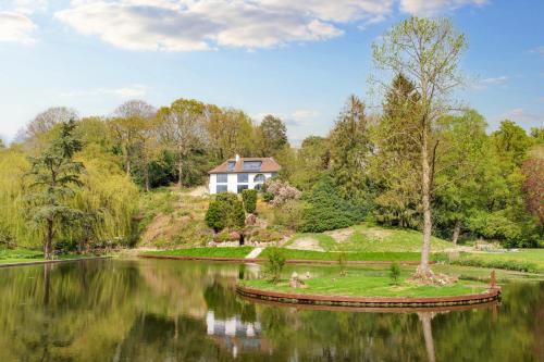 Devizes Casa | 5 Bedroom Lake House in a nature reserve