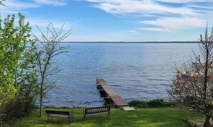 Division No. 11 Casa | 5 bedroom lakefront cabin at Pigeon Lake just 1 hour from Edmonton