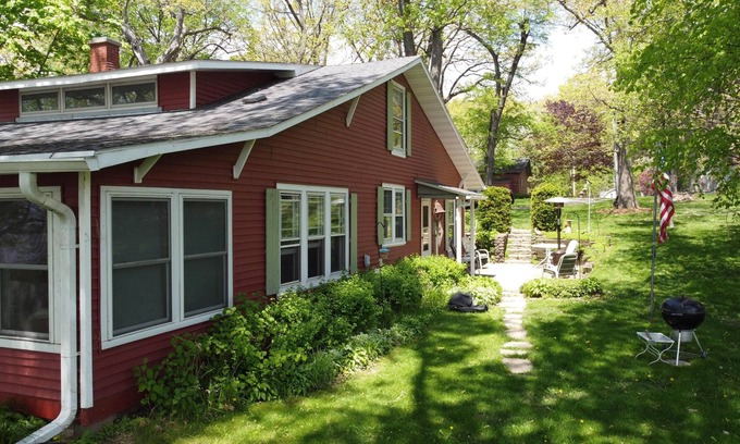 Green Lake Cabaña | 5 bedroom Lakefront Cottage with much history
