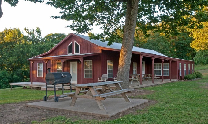 Mountainburg Cabina | 5-bedroom lodge near Ozark National Forest and Lake Fort Smith state park.