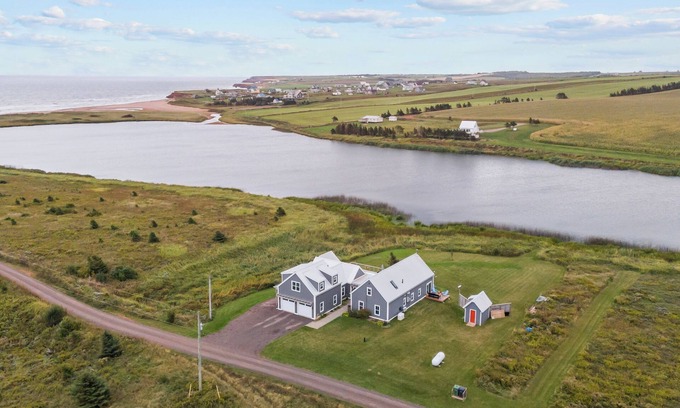 Sea View Casa | 5 Bedroom Luxury Beach House at Cousins Seaside Cottage in Sea View PEI