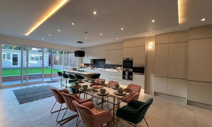 Finchley Church End Otro | 5 bedroom luxury house with private garden