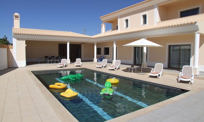 Sesmarias Villa | Villa de lujo de 5 estrellas con piscina climatizada Incl, aire acondicionado, TV vía satélite y WIFI. Playa cercana