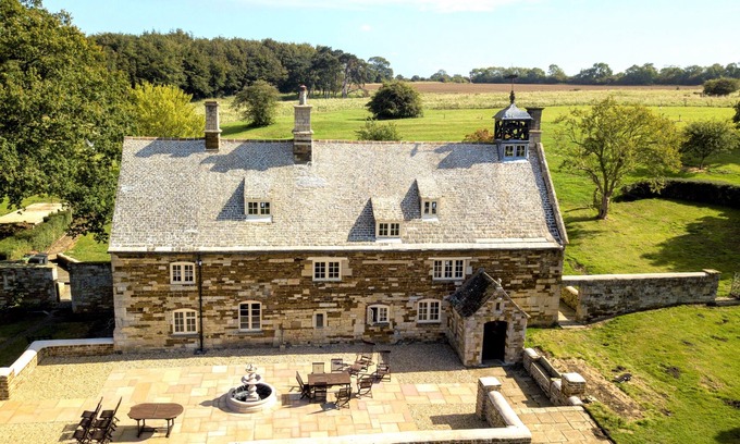 Knipton Casa | 5 bedroom Manor in private parkland with idyllic countryside and lake views