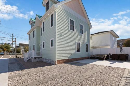 Wildwood Crest Villa | 5 Bedroom New House in the CREST