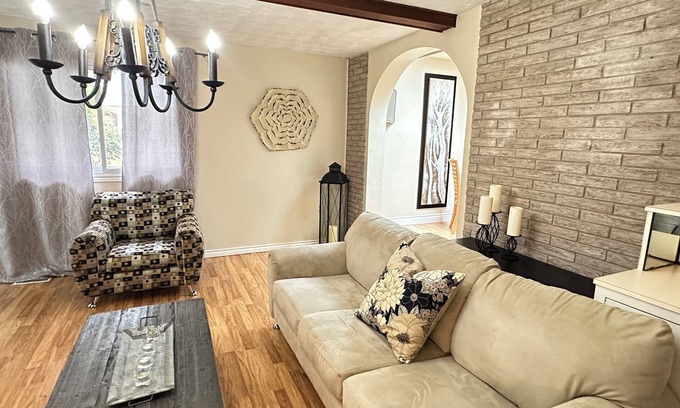 Waterloo Casa | 5 bedroom spacious house in a sought after neighborhood