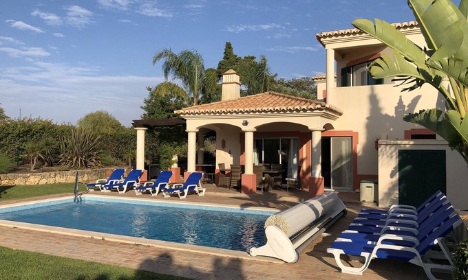 Estombar Villa | Magnífica villa de 5 dormitorios con gran piscina climatizada y en el campo de golf Gramacho