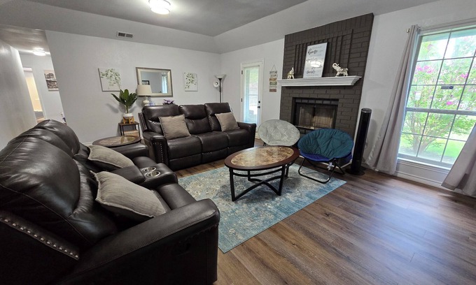 Abilene Casa | 5/2.5 house King, Queen, Full, Twin beds near Hendrick S. & Dyess. NO CARPET