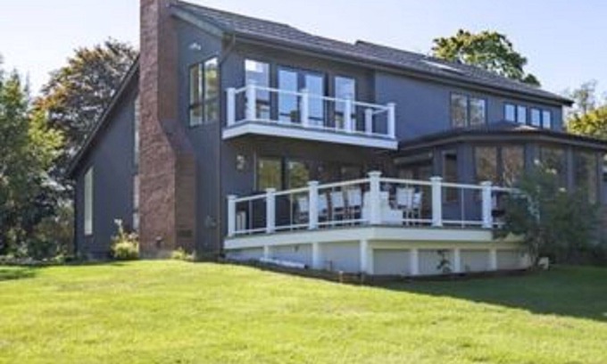 Southold Casa | 5 dormitorios ~ pasos de una playa privada de arena y hermosas vistas de los viñedos ..
