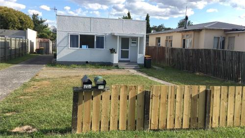 Rotorua Apartamento | 5 Beds including 3 Double Beds and 1 Double or 2 Single Sofa Beds at 22A Pererika Street