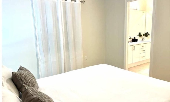 Wasaga Beach Casa | 5 Beds Luxury Retreat at Wasaga Beach