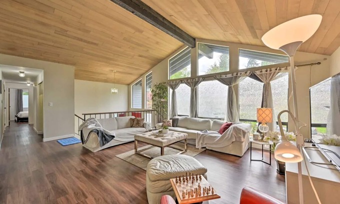 Central Houghton Casa | 5 ⭐ Big 7BR house, Indoor Cinema near Wineries, Beaches, Golf