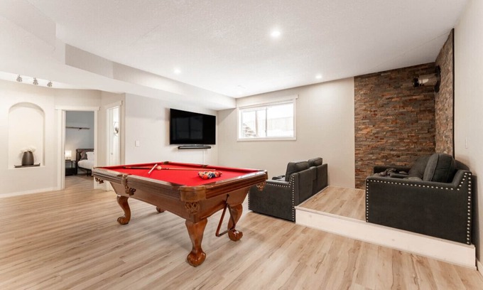 Hinton Casa | 5-Br/3-Ba | Private Pool & Hot Tub | Pool Table + Home Theatre