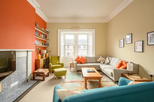 Newington Apartamento | 5-BR 3-BTH Newington Apartment - Modern & Spacious