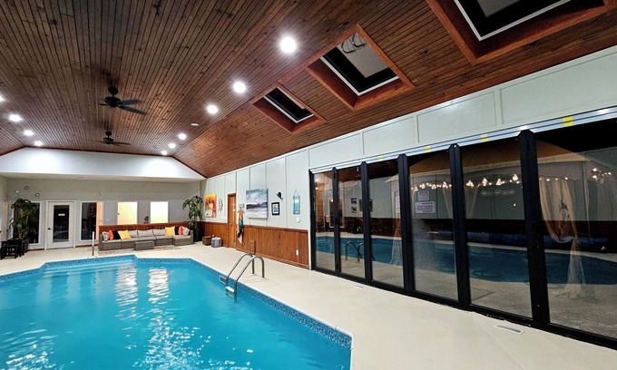 Bloomington Casa | 5 dormitorios, piscina cubierta climatizada, bañera de hidromasaje, sauna