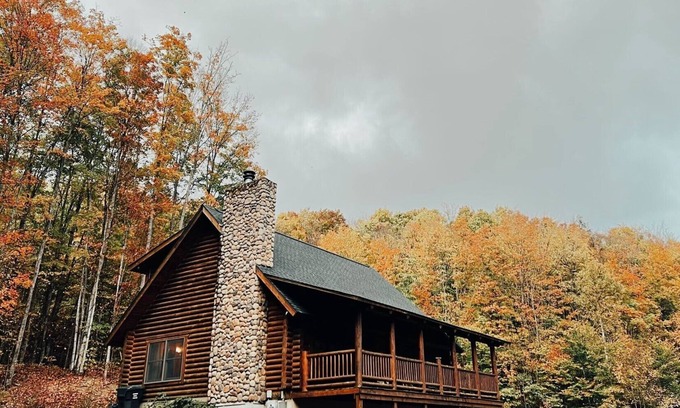 East Jordan Cabina | 5 BR log cabin - 40 private acres - Hiking trails