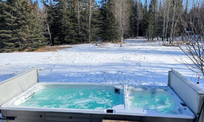 Jasper East Casa | 5-Br Tranquil Retreat | HEATED Pool & Hot Tub | 12-Mins to Jasper National Park