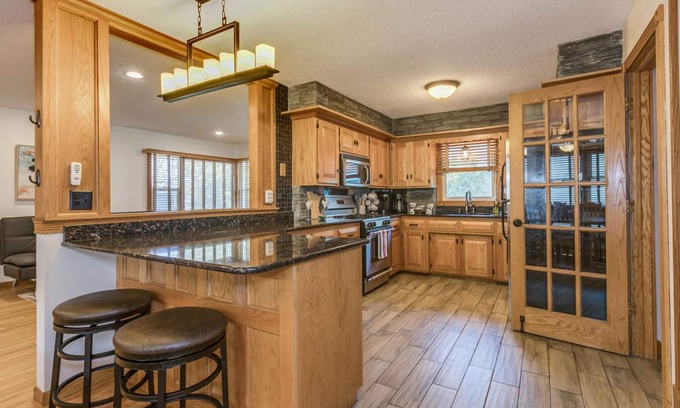 Columbia Heights Casa | 5 BR+ Yard. Close drive to New Brighton, Roseville, Shoreview