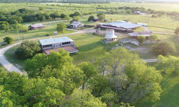Fredericksburg Cabina | 5 cabins+2400 Sq ft Dance Hall!